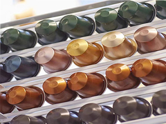 Máquina de vedação de embalagens de cápsulas de café